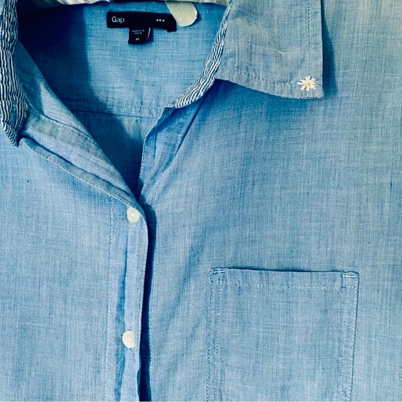 Hand embroidered daisy vine Gap light blue long sleeve shirt. Size M - Picture 4 of 7